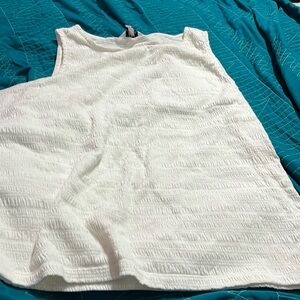 Textured whited tank size: XL